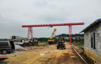 广西柳州转让两台龙门吊(一新一旧)，5吨，30米长  1台42KW铲车  还有水泥管模具,  闲置未拆,看货议价,可分开卖.