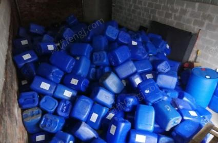 广西柳州出售1000个30L塑料桶 堆码桶 吨桶 化学药剂桶  电动堆高叉车1台，手动地牛叉车1台。看货议价.