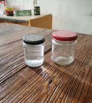 山东枣庄出售一批玻璃瓶，盖，外包装瓶  容量320克/200克  约有一万个,