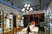 湖南长沙出售眼镜店柜子和验光设备 柜子用了二年,验光设备用的时间久一点儿的, 看货议价,可分开卖.