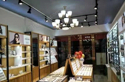 湖南长沙出售眼镜店柜子和验光设备 柜子用了二年,验光设备用的时间久一点儿的, 看货议价,可分开卖.