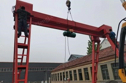 山东潍坊出售闲置龙门吊高八米，宽七点二米，轨道40米5吨起重