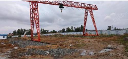 吉林吉林出售十吨龙门吊，跨度20米，两头长四米，含150米铁轨枕木、全新未使用