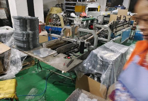 上海宝山区因塑料盒业务不做了、出售二手打胶机 折边机