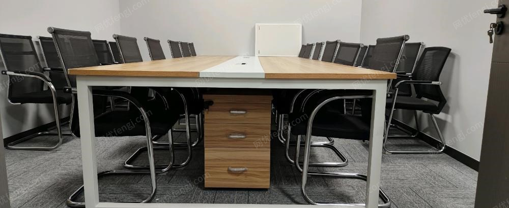 陕西西安出售办公会议桌一套（配12把椅子）需要的可以面谈