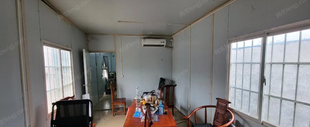 海南万宁出售两间板房（集装箱），一间7米长，一间5米长。