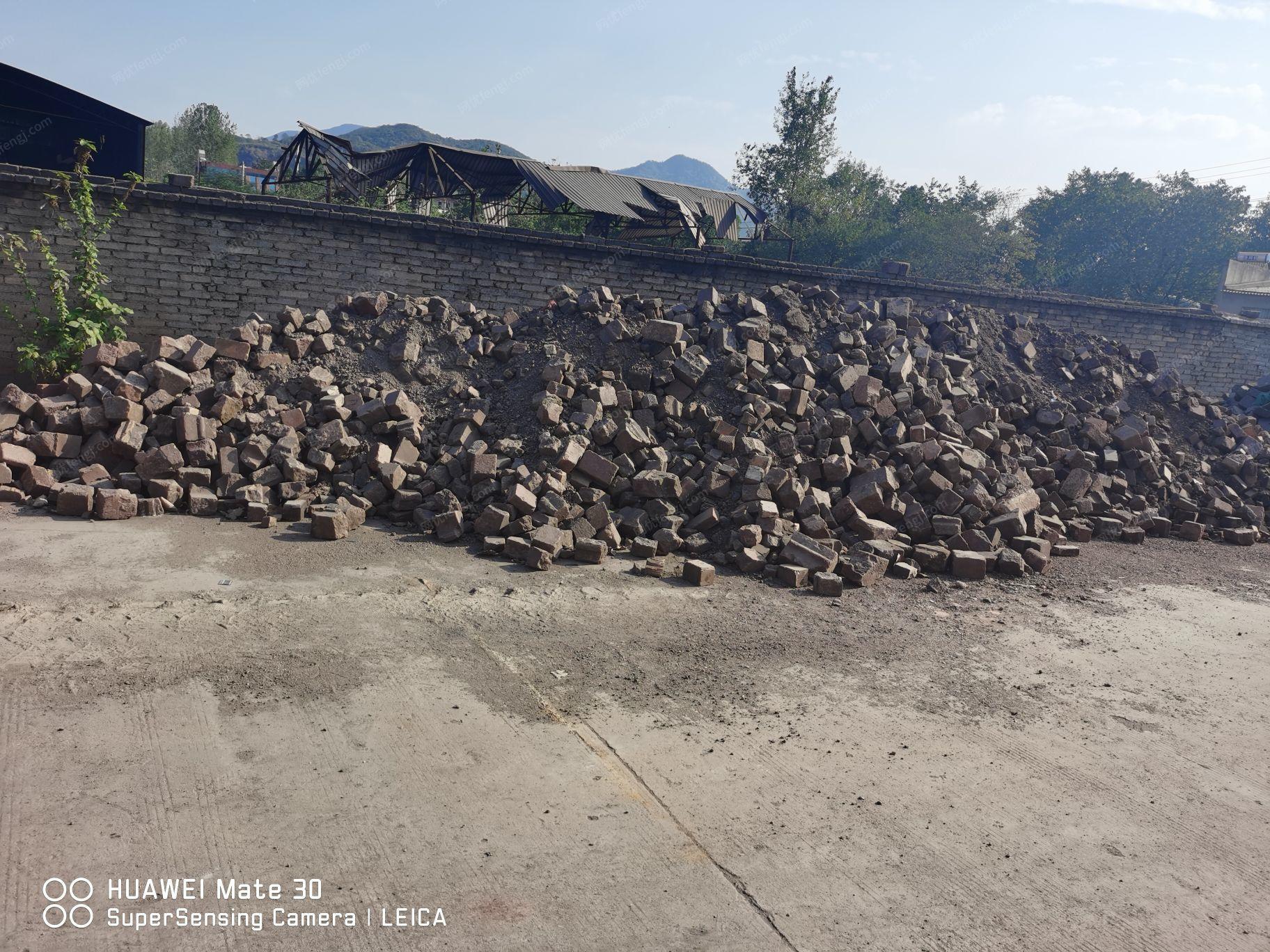 钢厂拆除的废耐火砖