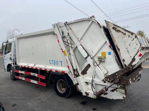 Sell a 17-year-old 8-square compressed garbage truck