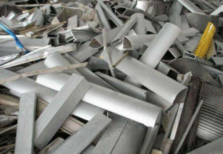 大量のアルミ廃棄物を専門的に買い付ける江蘇省鎮江市