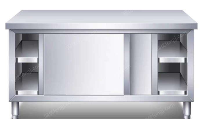 广西柳州处理厨房用不锈钢柜一张，不锈钢两层桌两张。