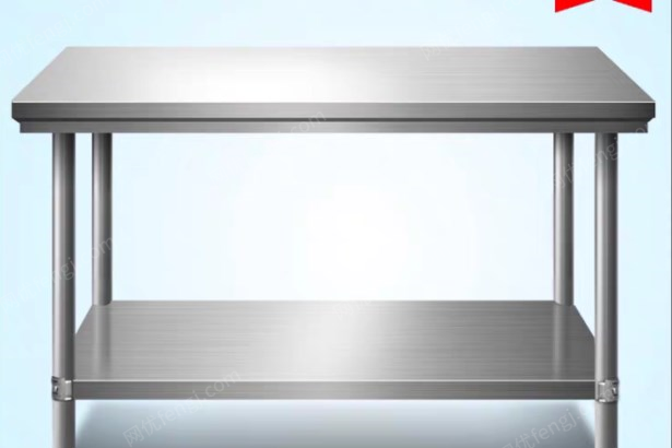 广西柳州处理厨房用不锈钢柜一张，不锈钢两层桌两张。