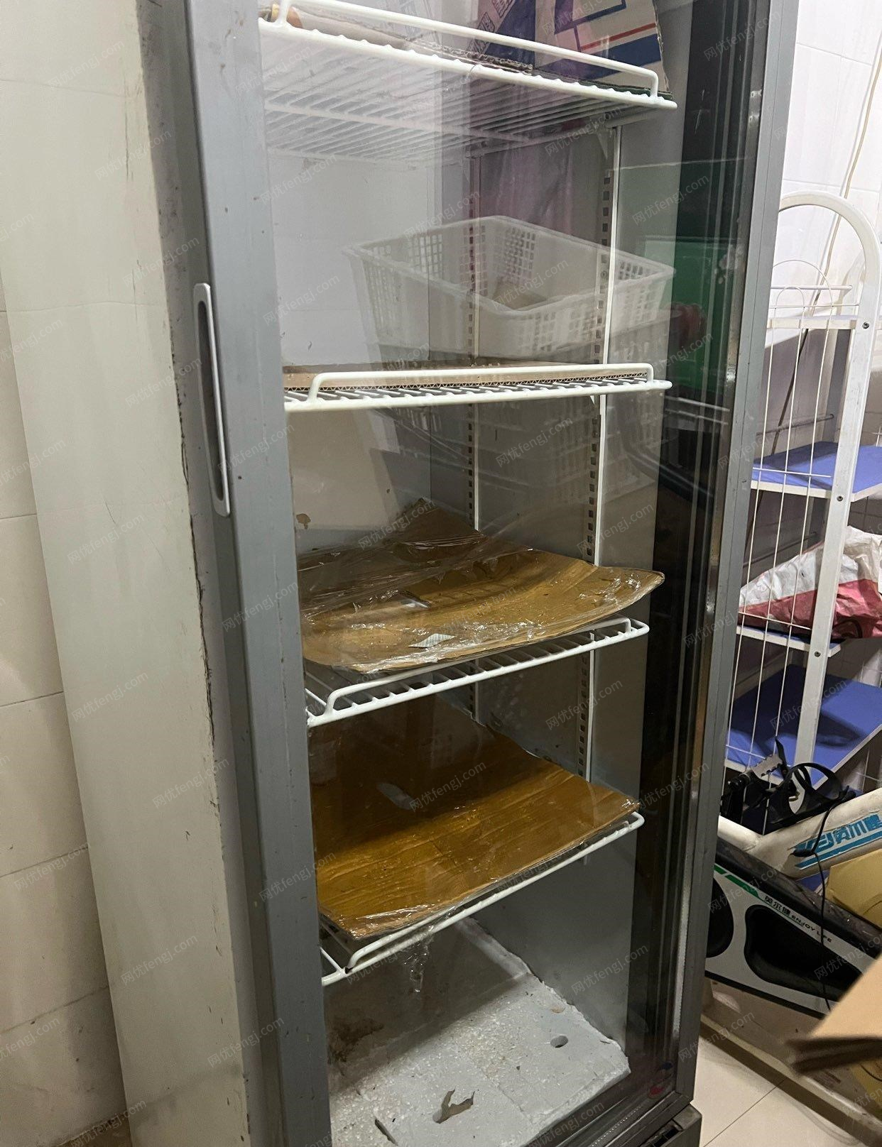 云南西双版纳八成新冰柜转让、需要者请速联系。