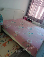 黑龙江齐齐哈尔出售全友牌床体，1.8×2米，使用一年，不带床垫