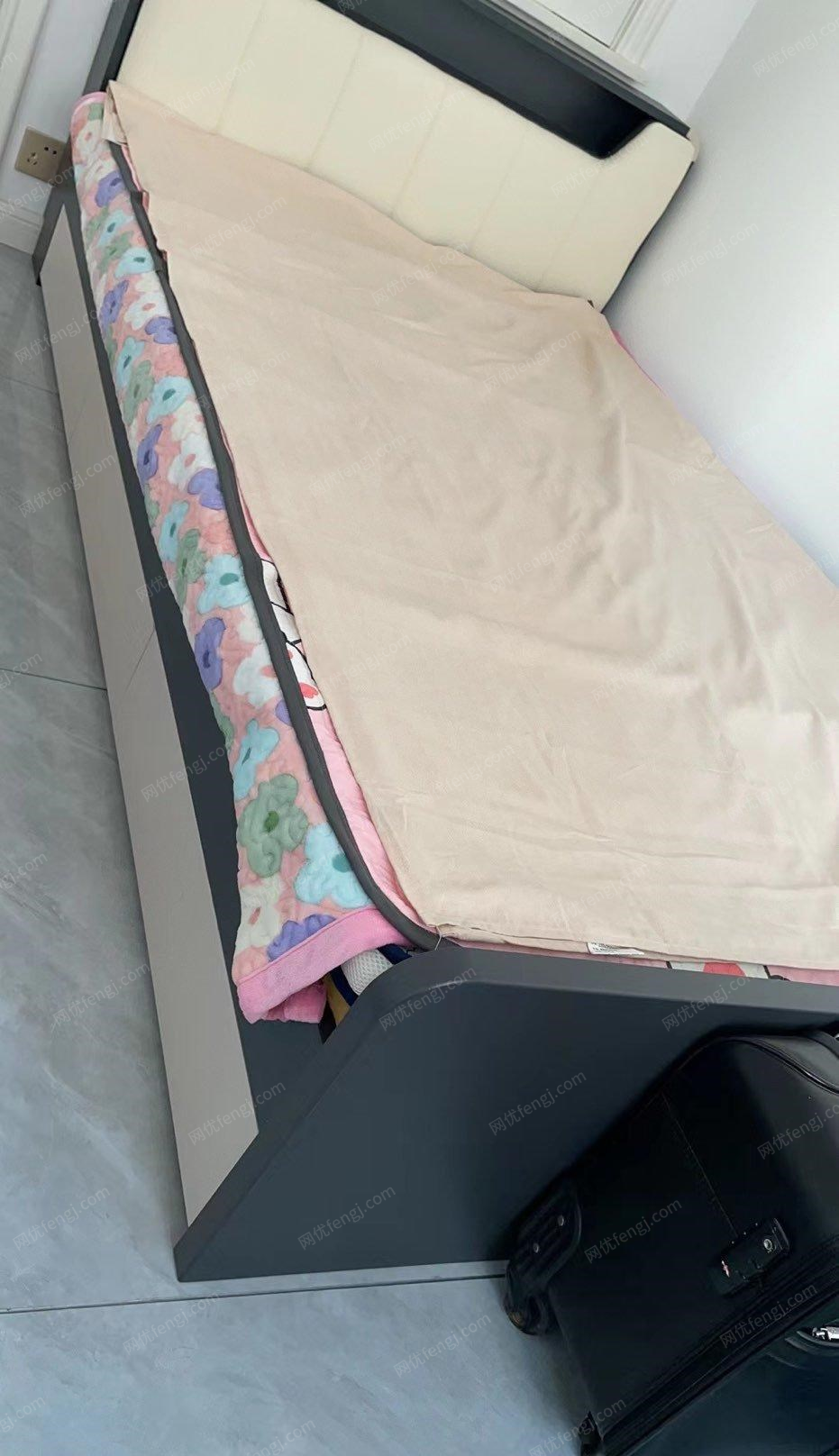辽宁鞍山转让全新床带床垫1.5米×2米
