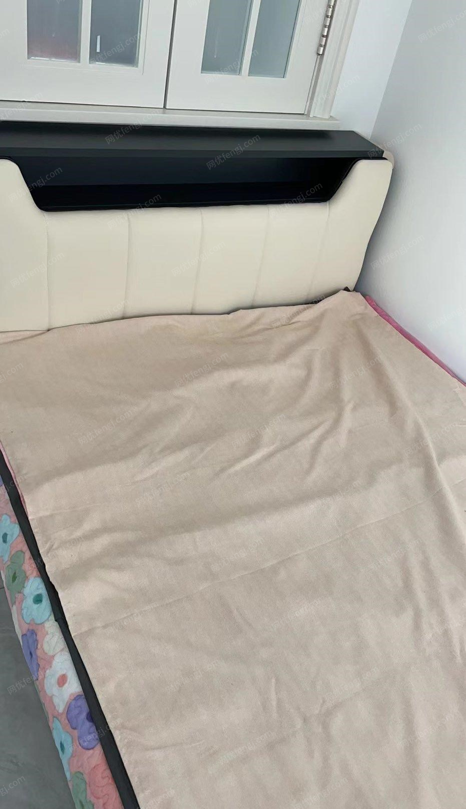 辽宁鞍山转让全新床带床垫1.5米×2米