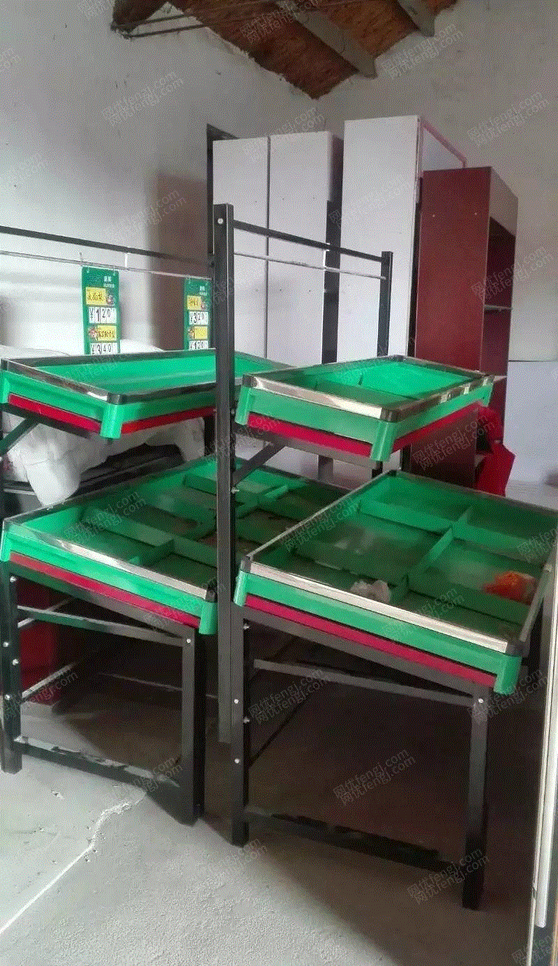 山東泰安蔬菜水果貨架展柜九成新低價(jià)出售 其他回收