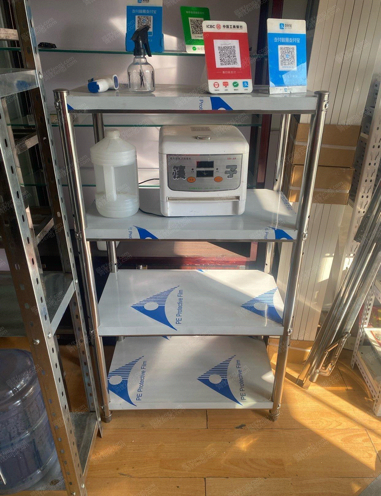 山東泰安蔬菜水果貨架展柜九成新低價(jià)出售 其他回收