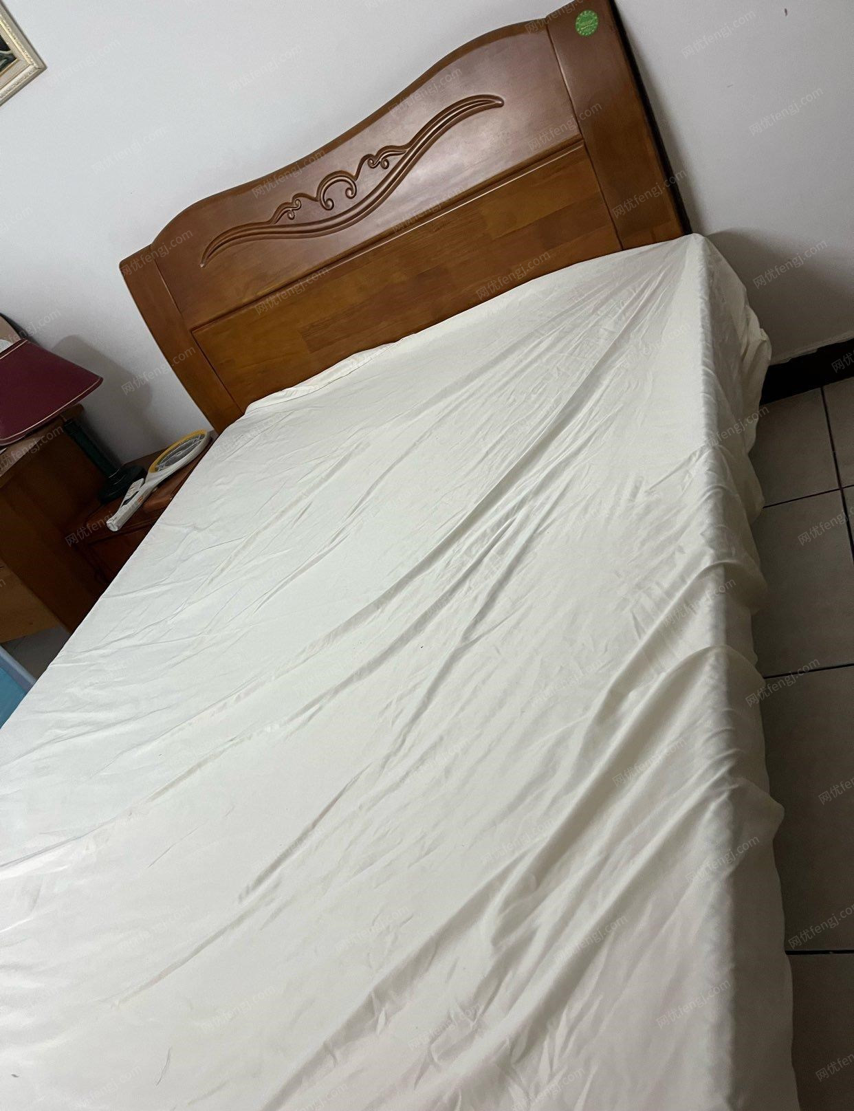 海南三亚由于特殊原因不想带走，出售8成新 1.5*2米 双人床