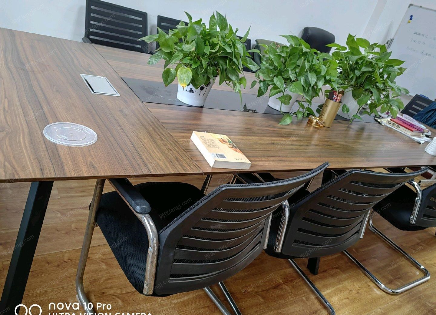 宁夏银川因公司搬迁，全新会议桌廉价出售，规格是3.2米*1.4米