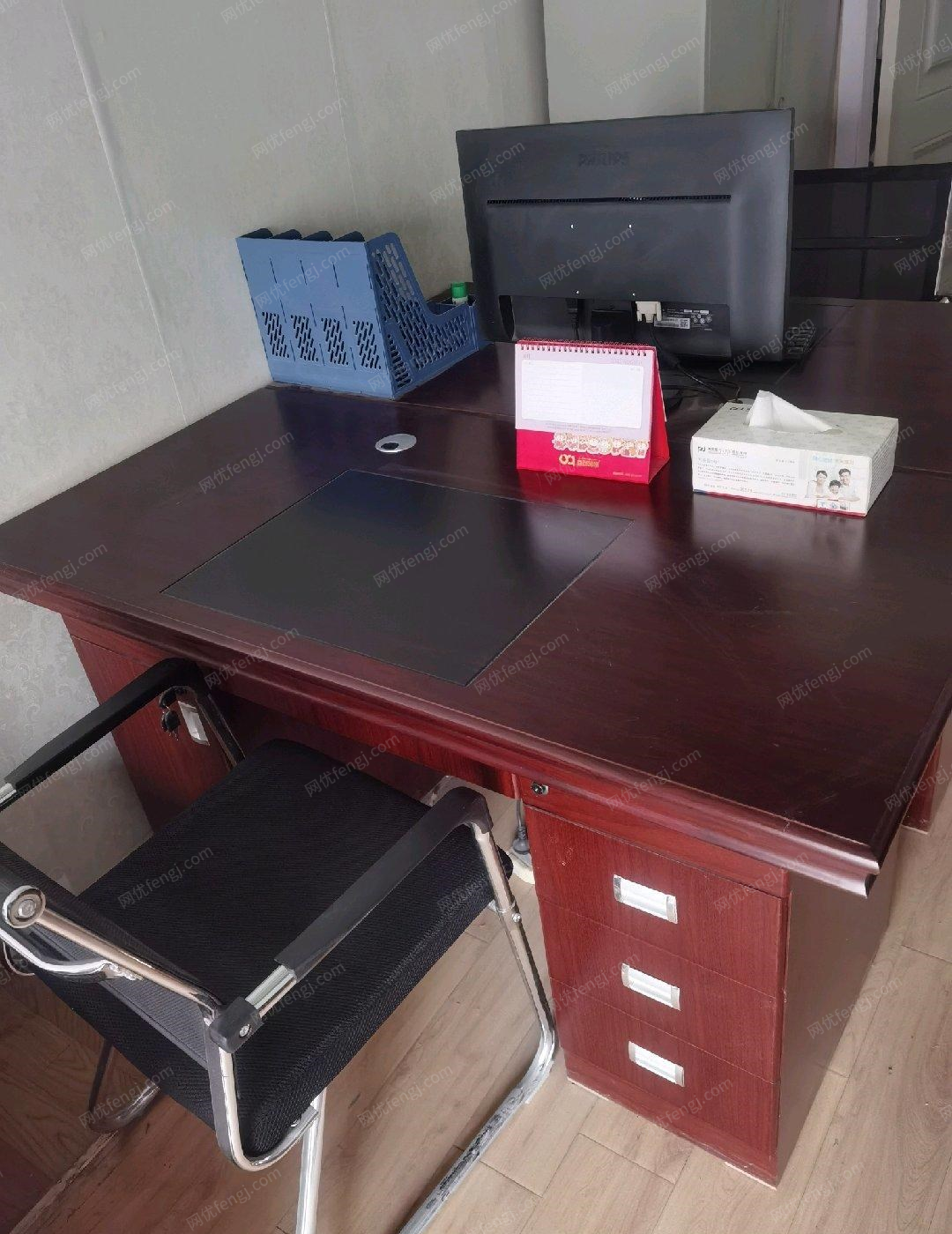 新疆喀什九五新办公桌椅组合沙发文件柜转让