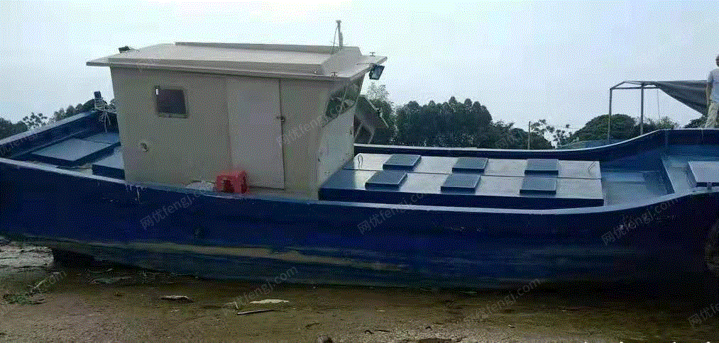 出售营业中玻璃钢船 总长11.8米，宽2.8米，二台边车50铃，波箱3比1，一年多船