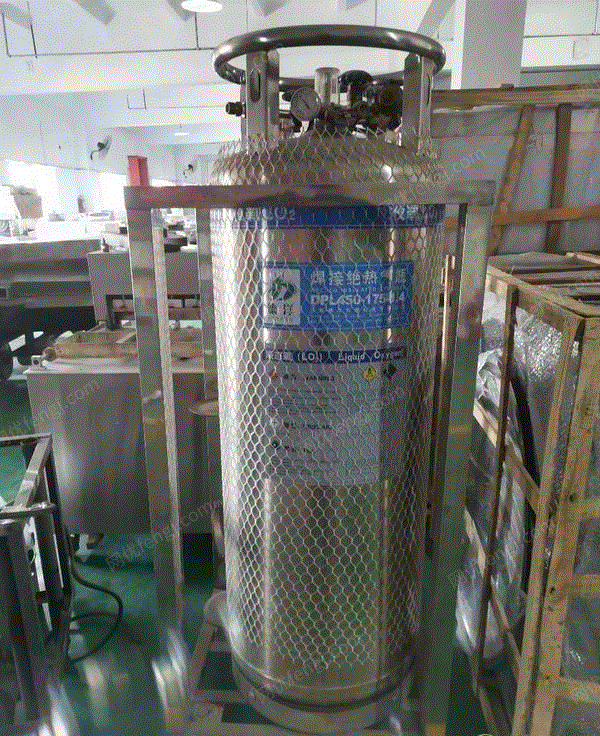 天津宝坻区便宜转让氧气瓶液氧瓶焊接绝热气瓶配套汽化器，现在用不上了