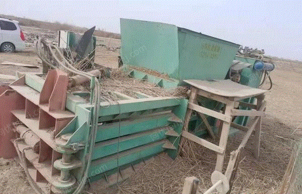新疆喀什转让9成新液压卧地式打包机，6米地磅，犁地的犁子
