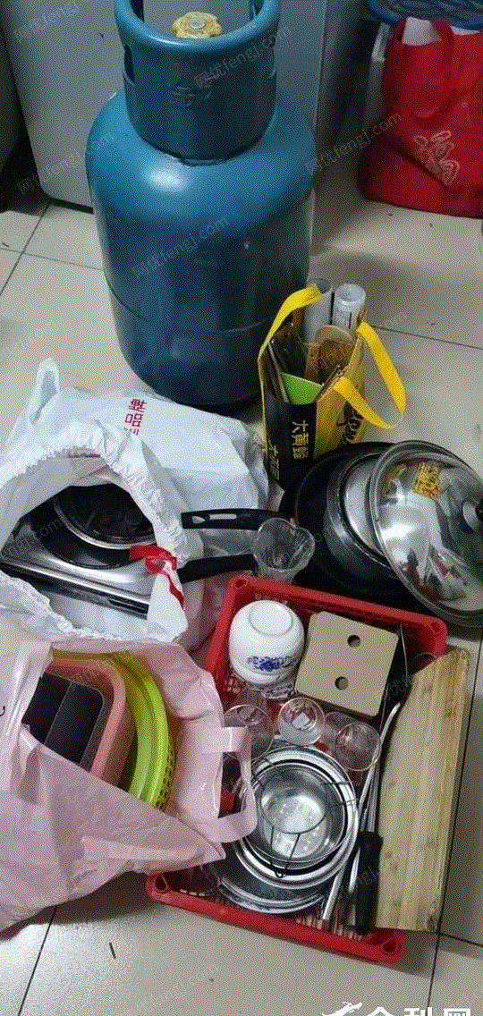 广西百色厨具一套，含煤气罐，猛火灶，锅碗瓢盆，菜案板出售