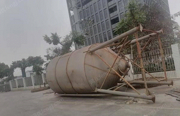 广东佛山转让1个30吨沥青槽罐、5个小搅拌罐、1个钢平台，1个20吨钙粉罐