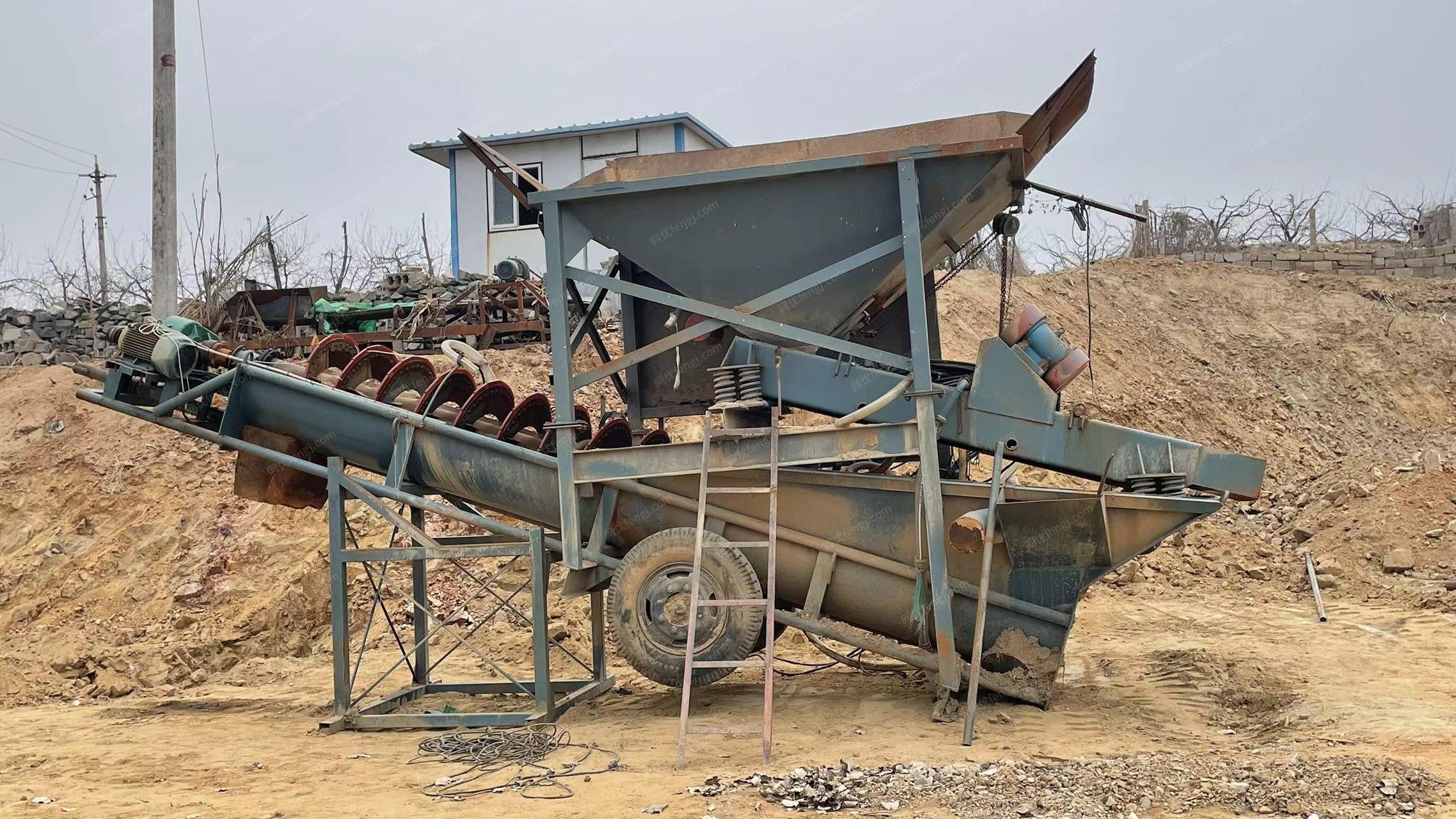 沙石公司当地处理1010制砂机，每小时产80吨螺旋洗砂机各1台，详见图，价格合适就卖，废铁价勿扰