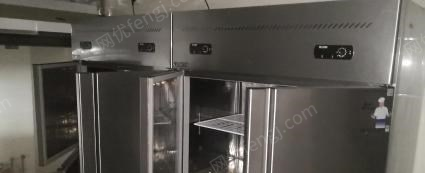 西藏拉萨出售四门冰柜、恒温操作台、双门消毒柜、三眼水池、四门不锈钢货