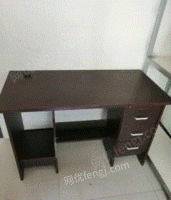 内蒙古赤峰店铺要到期了，低价出售八成新办公桌 长：1.2米，宽:60cm，高:75cm的 