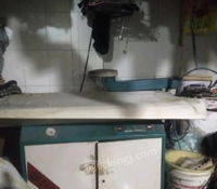 新疆乌鲁木齐因改行,出售施美干洗机一台进口机，烫台一台 