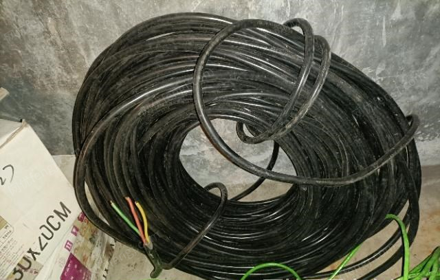 海南海口装修剩余，出售三芯四平方电缆线，约84米