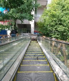 四川宜宾因设计变更,闲置日立人行道电梯全新出售
