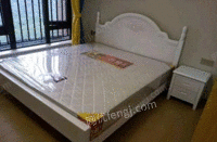 湖南长沙出售1.5米1.8米实木双人床，床垫席梦思