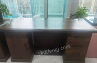 新疆乌鲁木齐自用9.9成新办公桌转让,长1.6米，高80cm,宽70cm。