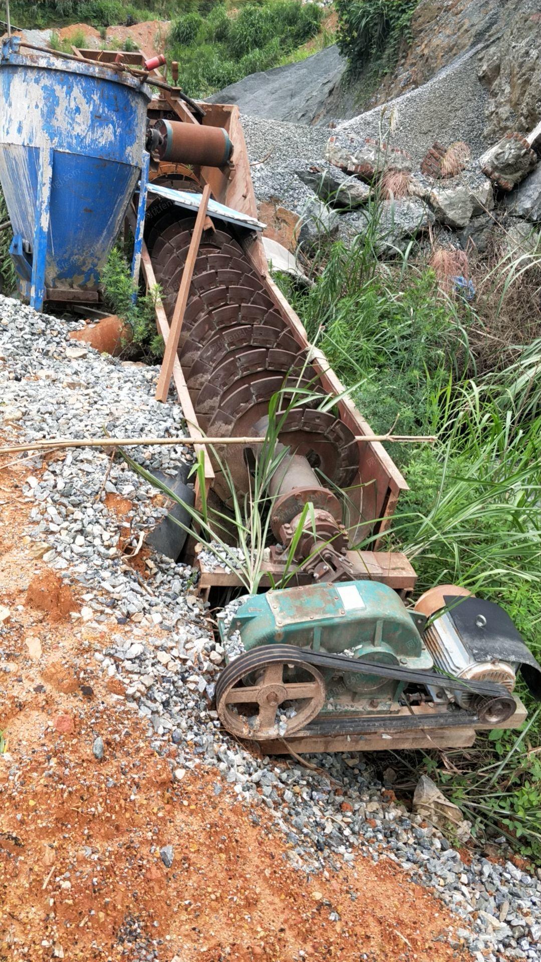 碎石场当地处理每小时可产100吨螺旋洗砂机，30铲车各1台，已拆下停用，看货议价，详见图