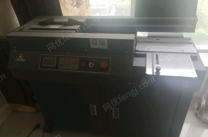 江苏盐城九成九新全新切纸机，胶装机出售，一次没用