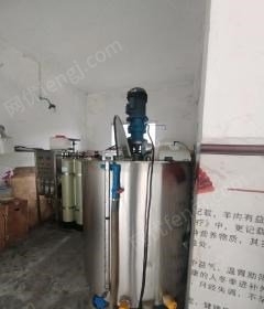 重庆璧山区出售车用尿素液反应釜9成新 220/380双加热管顶部电机搅拌