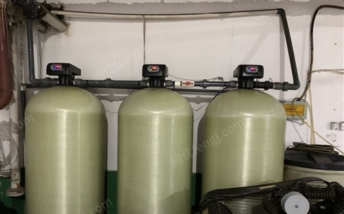 山东德州出售营业中十吨软化水设备一套，十吨水箱2个，配套电机、变频器等