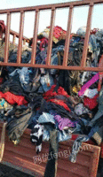 回收大量废旧衣服