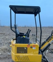 新疆伊犁因牛场亏损,特价出售家用微型挖掘机