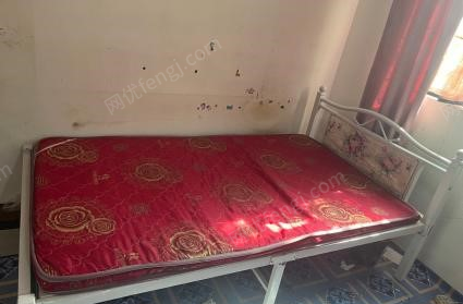 西藏拉萨单人床送床垫1.2米转让