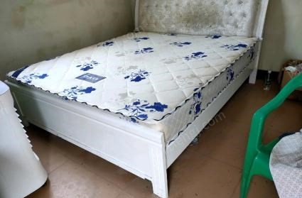 湖北宜昌出售1米8床含床垫9成新,用了2个月