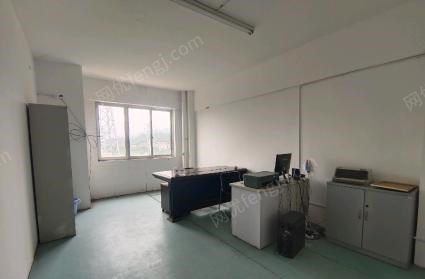 重庆沙坪坝区办公室搬迁，六张一米办公桌,20立方冻库,1.97*57*900mm冰柜,两张班台，两个铁皮柜处理