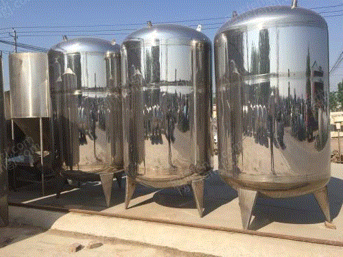 Handling a batch of second-hand stainless steel storage tanks at the factory reserve price