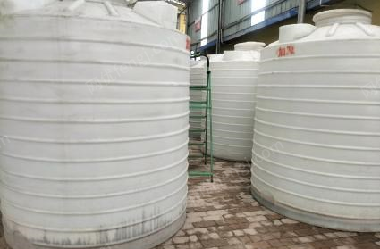 甘肃兰州有8个5吨塑料罐低价出售，有需要的欢迎来电