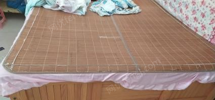 云南德宏傣族景颇族自治州因用不上了，出售床加床垫，用了快两年了，没坏过