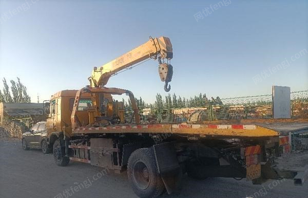 新疆巴音郭楞蒙古自治州转让东风153清障车加吊机